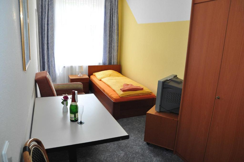 Pension Leipzig Georgplatz Room photo